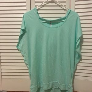 A very pretty and confortable mint workout shirt!